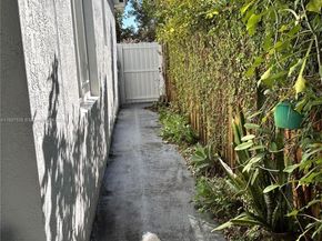 4607 NW 165th St, Miami Gardens FL 33054