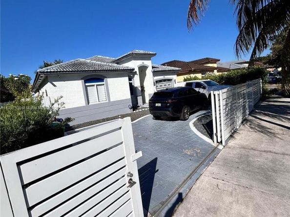 4607 NW 165th St, Miami Gardens FL 33054