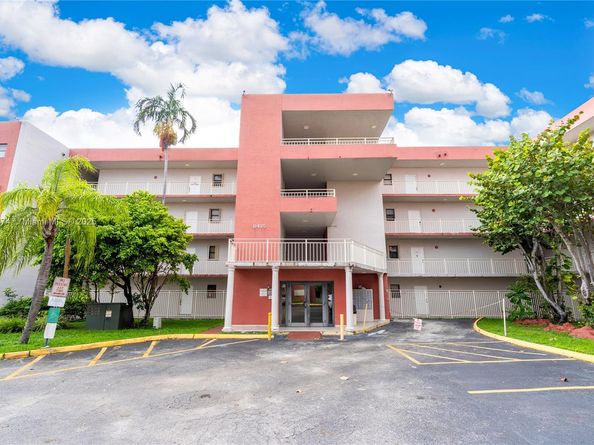 8425 NW 8th St 304, Miami FL 33126