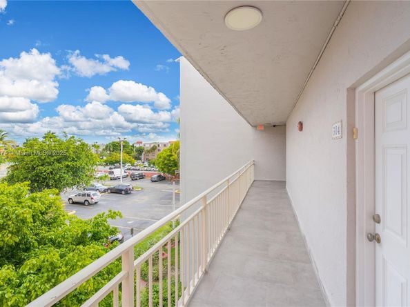 8425 NW 8th St 304, Miami FL 33126