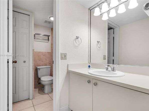 8425 NW 8th St 304, Miami FL 33126