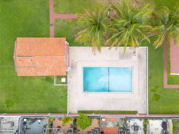 8425 NW 8th St 304, Miami FL 33126