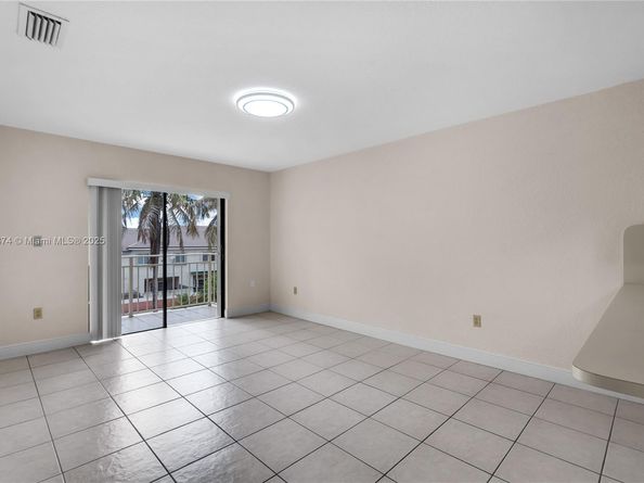 8425 NW 8th St 304, Miami FL 33126
