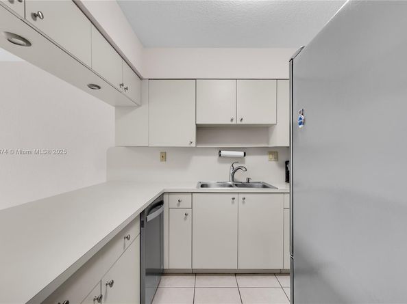 8425 NW 8th St 304, Miami FL 33126
