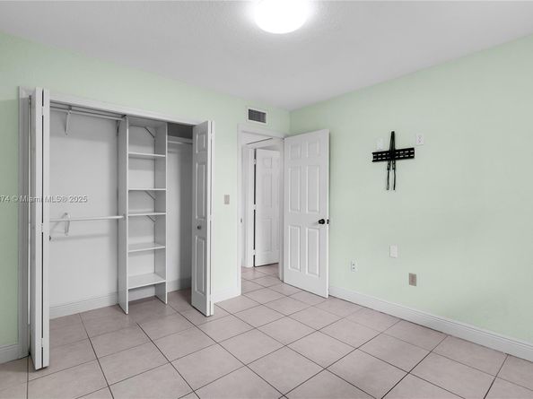 8425 NW 8th St 304, Miami FL 33126