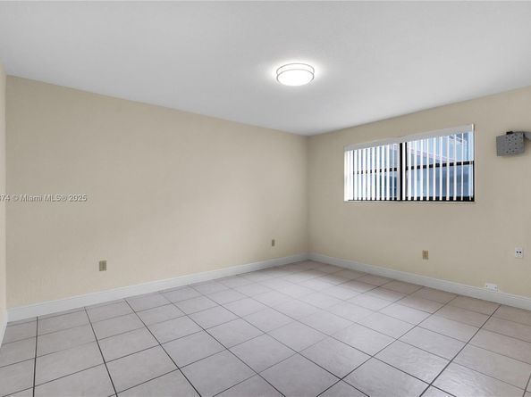 8425 NW 8th St 304, Miami FL 33126