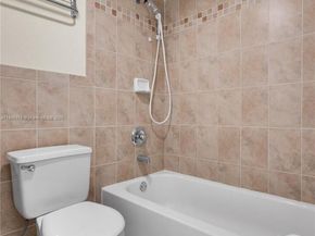 8425 NW 8th St 304, Miami FL 33126