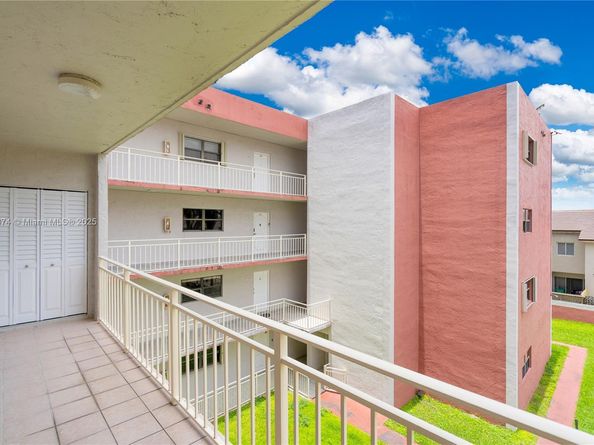8425 NW 8th St 304, Miami FL 33126
