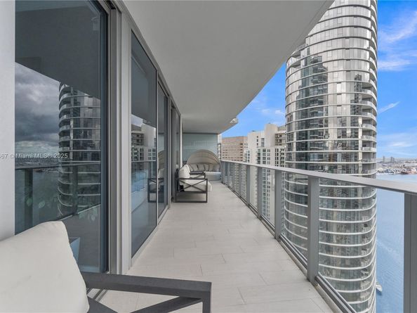 200 Biscayne Boulevard Way 3907, Miami FL 33131