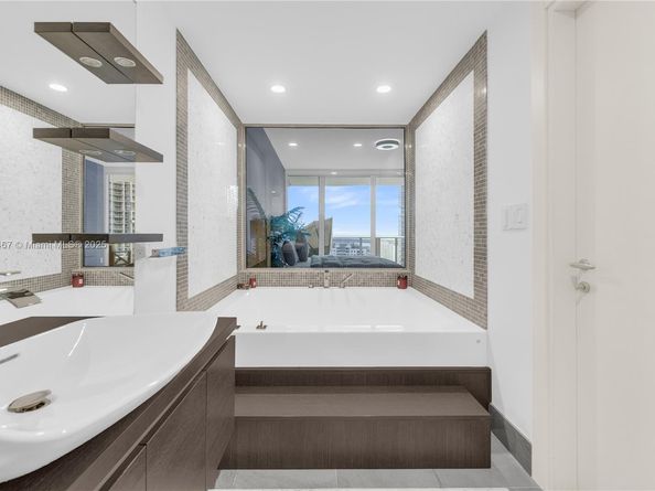 200 Biscayne Boulevard Way 3907, Miami FL 33131