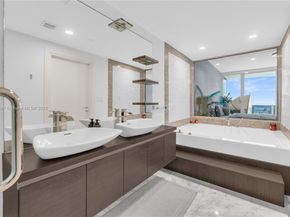 200 Biscayne Boulevard Way 3907, Miami FL 33131