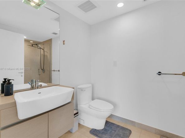 200 Biscayne Boulevard Way 3907, Miami FL 33131