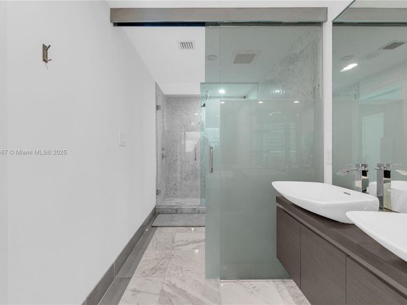 200 Biscayne Boulevard Way 3907, Miami FL 33131