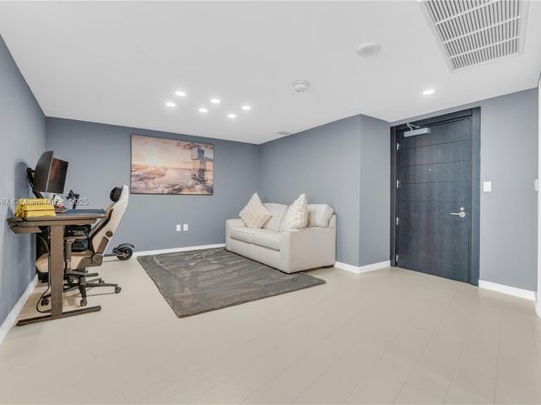 200 Biscayne Boulevard Way 3907, Miami FL 33131