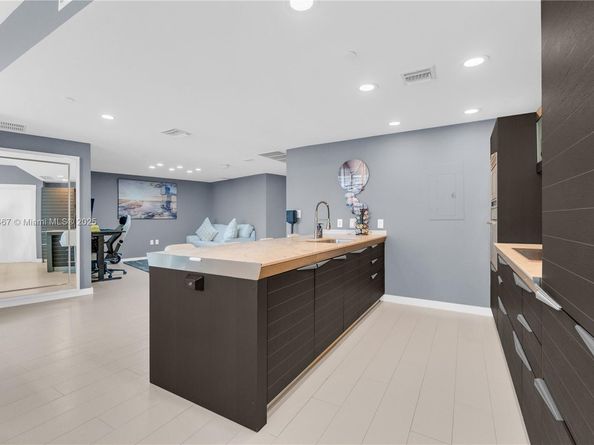 200 Biscayne Boulevard Way 3907, Miami FL 33131