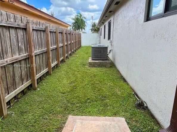 16605 SW 90th St, Miami FL 33196