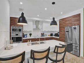 718 Valencia Ave 204, Coral Gables FL 33134