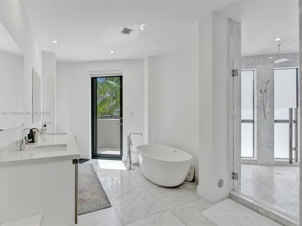 718 Valencia Ave 204, Coral Gables FL 33134