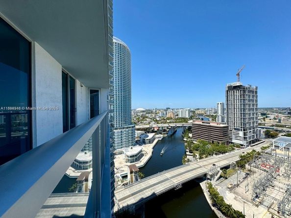 185 SW 7th St 2411, Miami FL 33130
