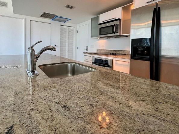 185 SW 7th St 2411, Miami FL 33130
