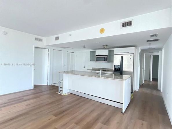 185 SW 7th St 2411, Miami FL 33130