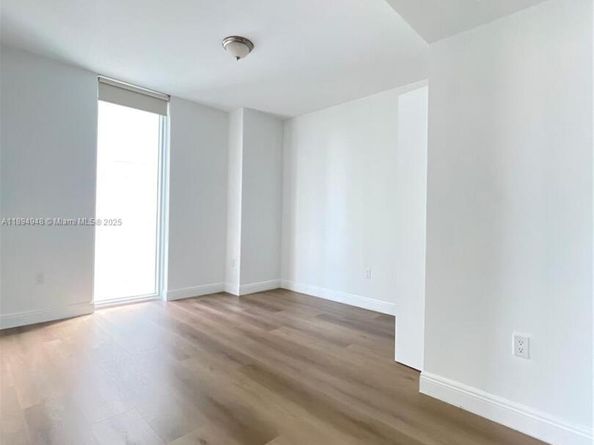 185 SW 7th St 2411, Miami FL 33130