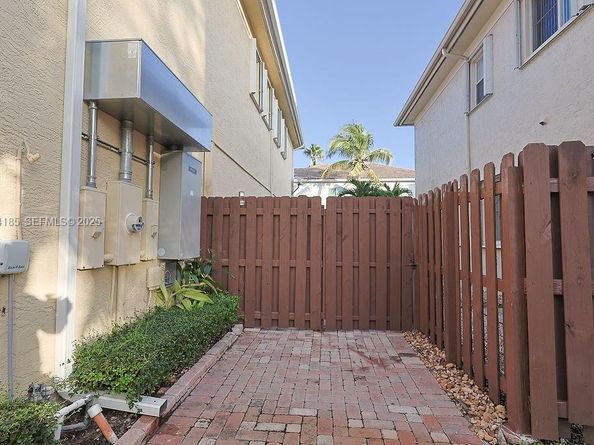 6853 NW 113th Pl, Doral FL 33178