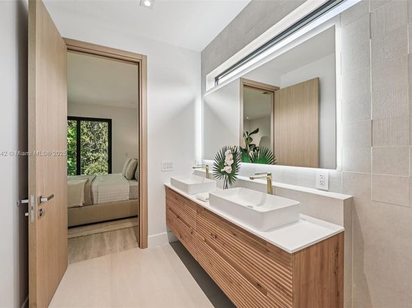 3163 Hibiscus St 3163, Miami FL 33133