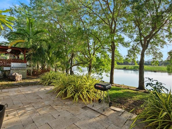 518 NW 130th Way, Pembroke Pines FL 33028