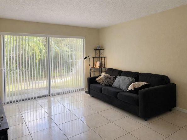 1090 NE 129th St 205, North Miami FL 33161