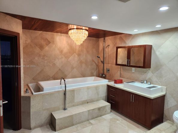 780 NE 69th St 1810, Miami FL 33138