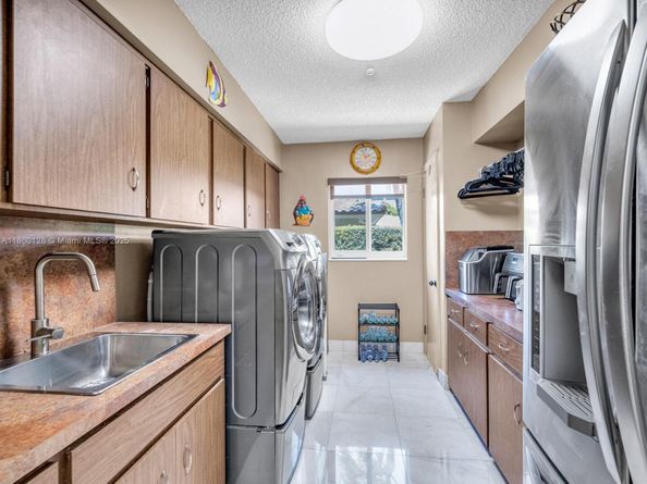 624 Palm Dr, Hallandale Beach FL 33009