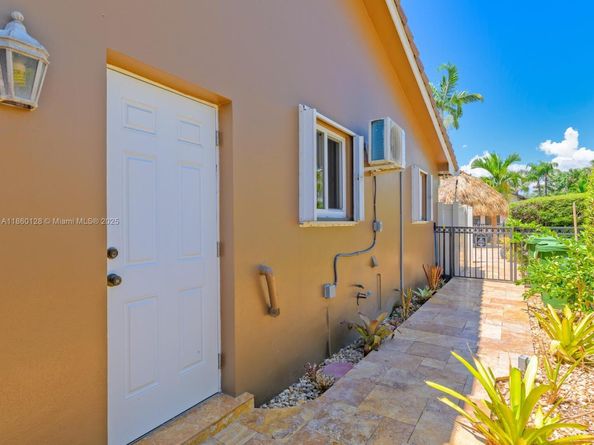 624 Palm Dr, Hallandale Beach FL 33009