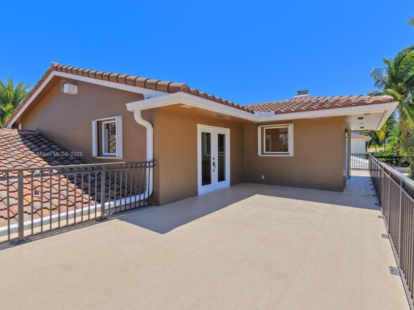 624 Palm Dr, Hallandale Beach FL 33009