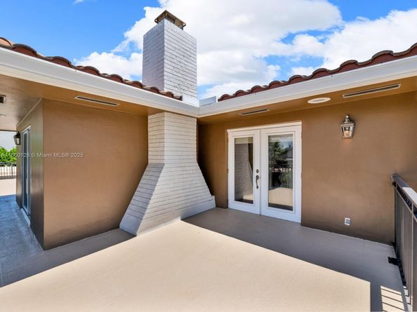 624 Palm Dr, Hallandale Beach FL 33009