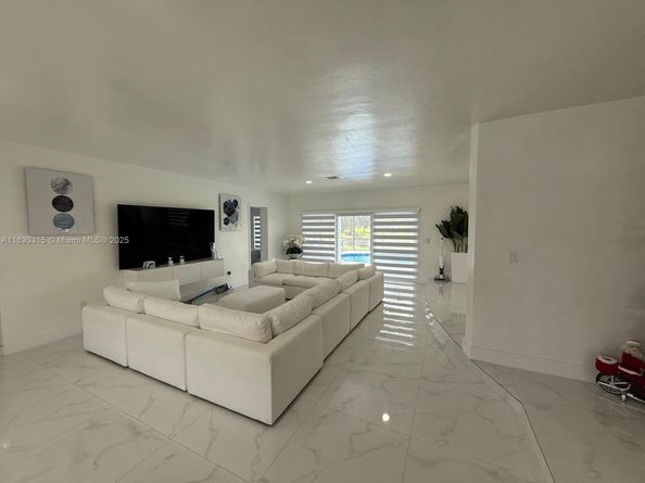 19150 S Saint Andrews Dr, Hialeah FL 33015