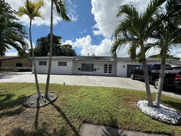 19150 S Saint Andrews Dr, Hialeah FL 33015