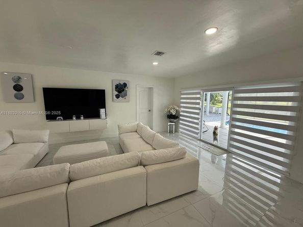19150 S Saint Andrews Dr, Hialeah FL 33015