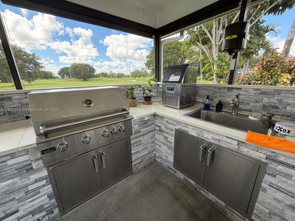 19150 S Saint Andrews Dr, Hialeah FL 33015