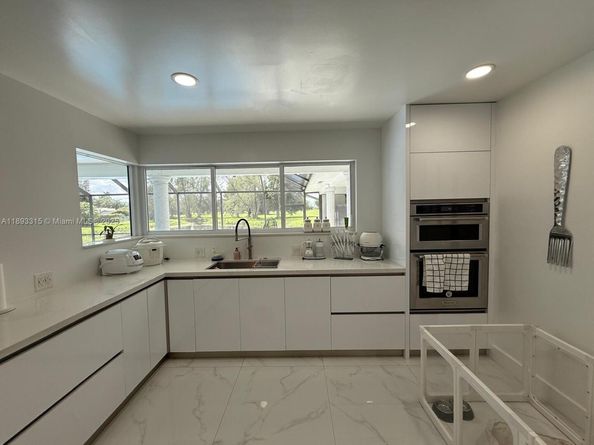 19150 S Saint Andrews Dr, Hialeah FL 33015