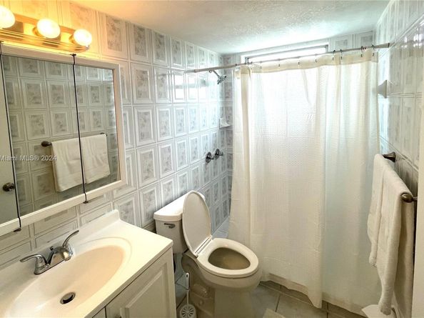 3075 NW 7th St 302, Miami FL 33125