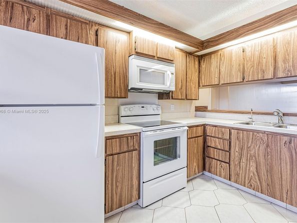 1719 Whitehall Dr 304, Davie FL 33324