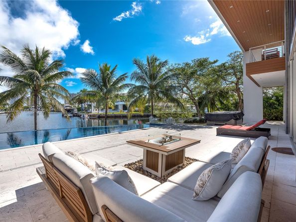 400 Tamarind Dr, Hallandale Beach FL 33009