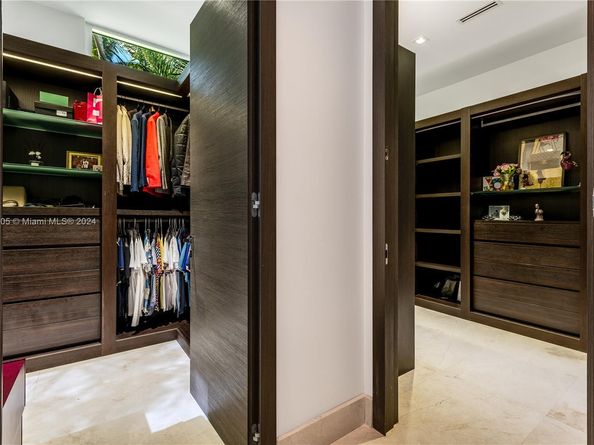 400 Tamarind Dr, Hallandale Beach FL 33009