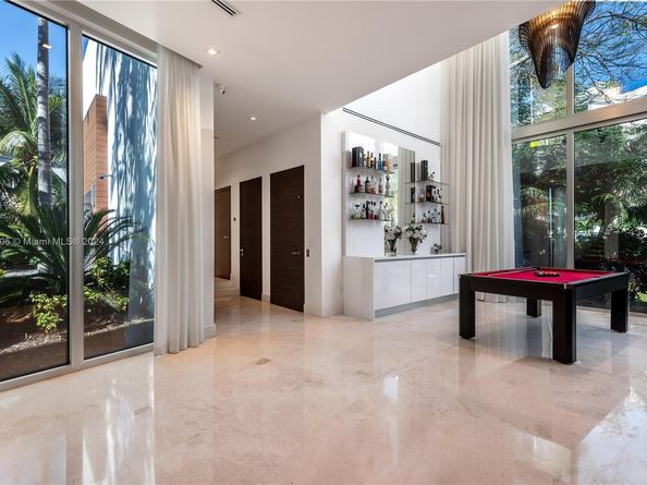 400 Tamarind Dr, Hallandale Beach FL 33009