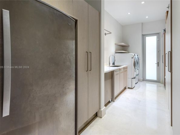 400 Tamarind Dr, Hallandale Beach FL 33009