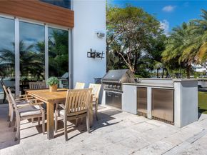 400 Tamarind Dr, Hallandale Beach FL 33009