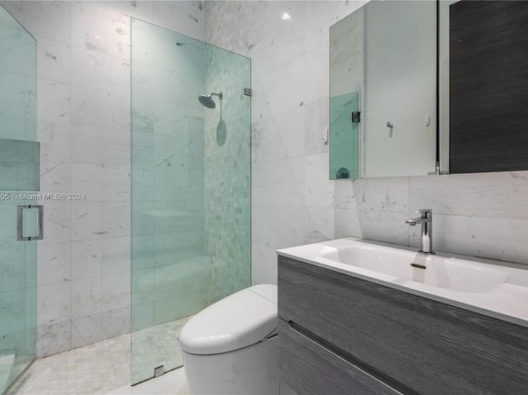 400 Tamarind Dr, Hallandale Beach FL 33009