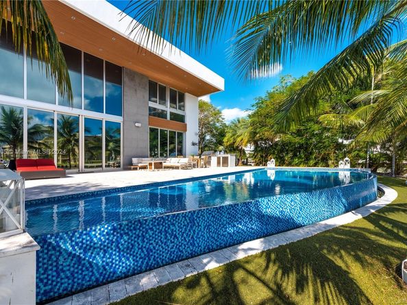 400 Tamarind Dr, Hallandale Beach FL 33009