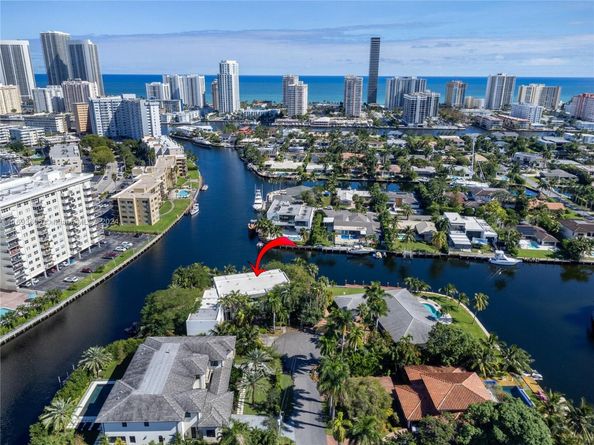 400 Tamarind Dr, Hallandale Beach FL 33009